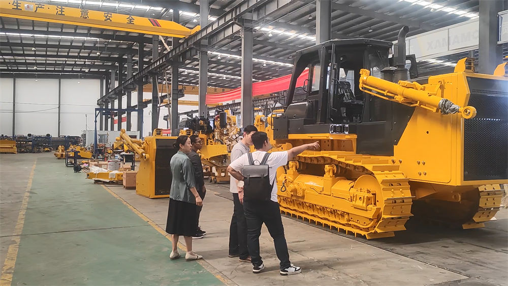 Cliente indonésio visita fábrica de escavadeiras em Jining, China