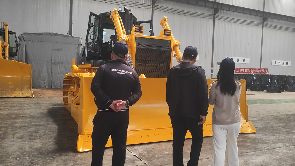 Dê boas-vindas calorosamente aos clientes do Uzbequistão para visitar nossa fábrica de escavadeiras na China!