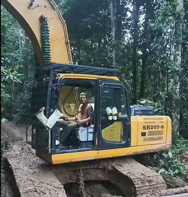 Escavadeira de esteira SH240-8 testada pelo tempo e de alta potência atravessa lama da selva, rio e fluxo de detritos para mineração de montanha