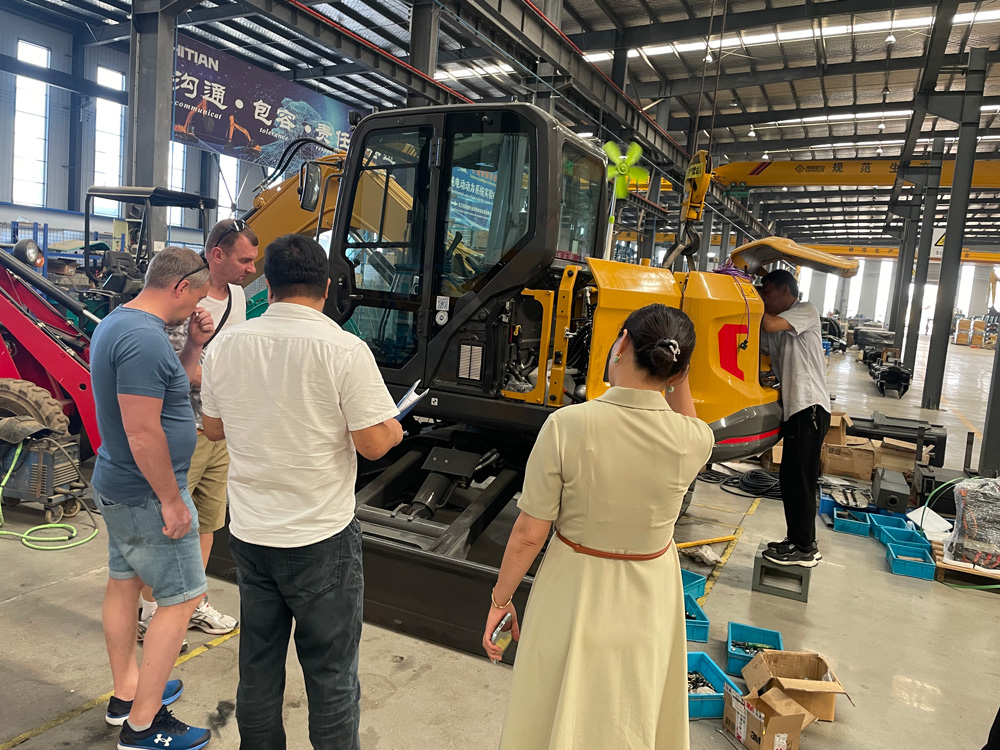 Clientes poloneses visitam fábrica chinesa de escavadeiras e bulldozers