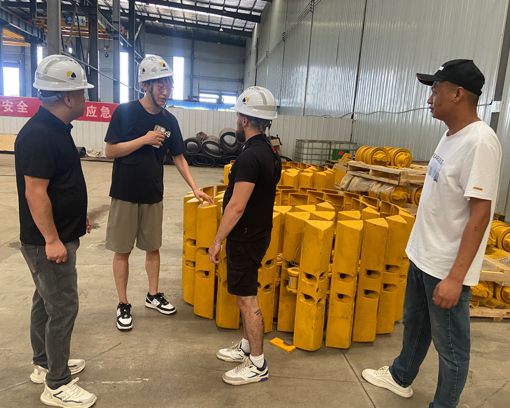 Clientes russos visitam fábrica chinesa de escavadeiras e encomendam escavadeira SD32