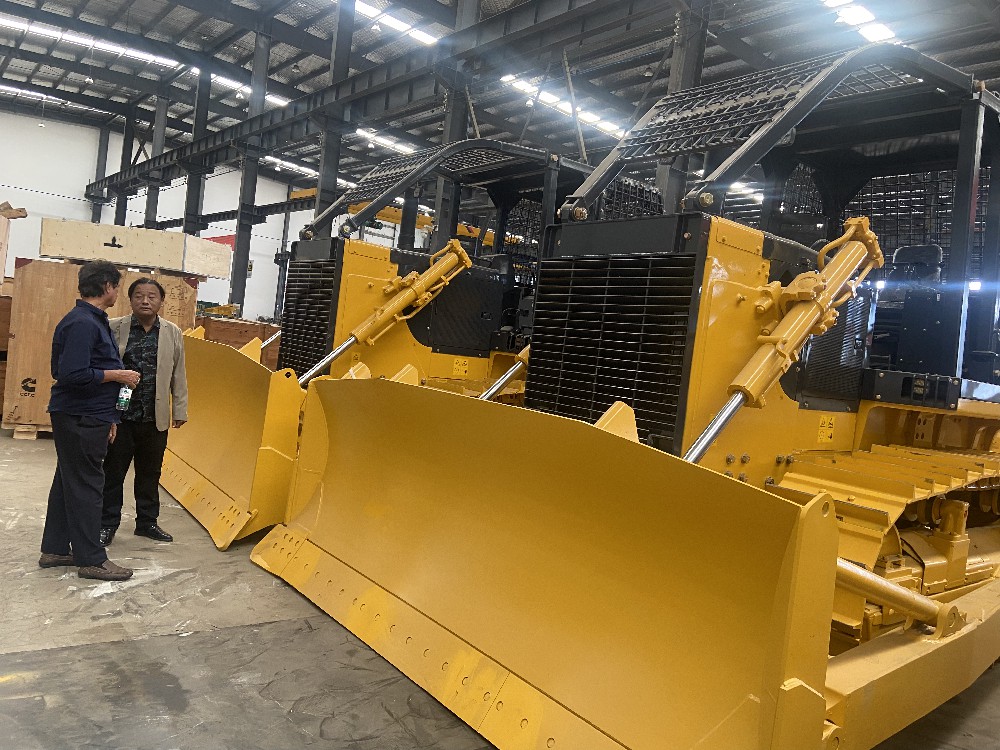 Clientes de Bangladesh visitam fábrica chinesa de escavadeiras para comprar escavadeiras SD22F edição florestal 235HP