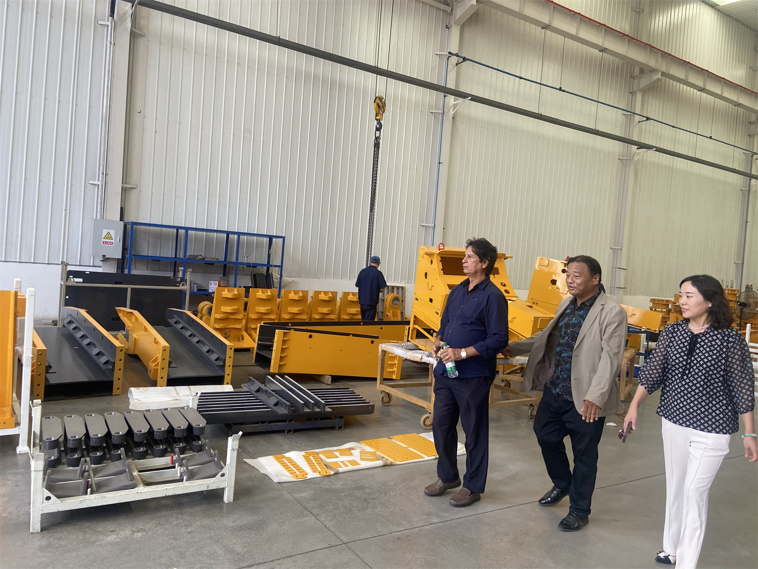 Clientes de Bangladesh visitam fábrica de Dozer