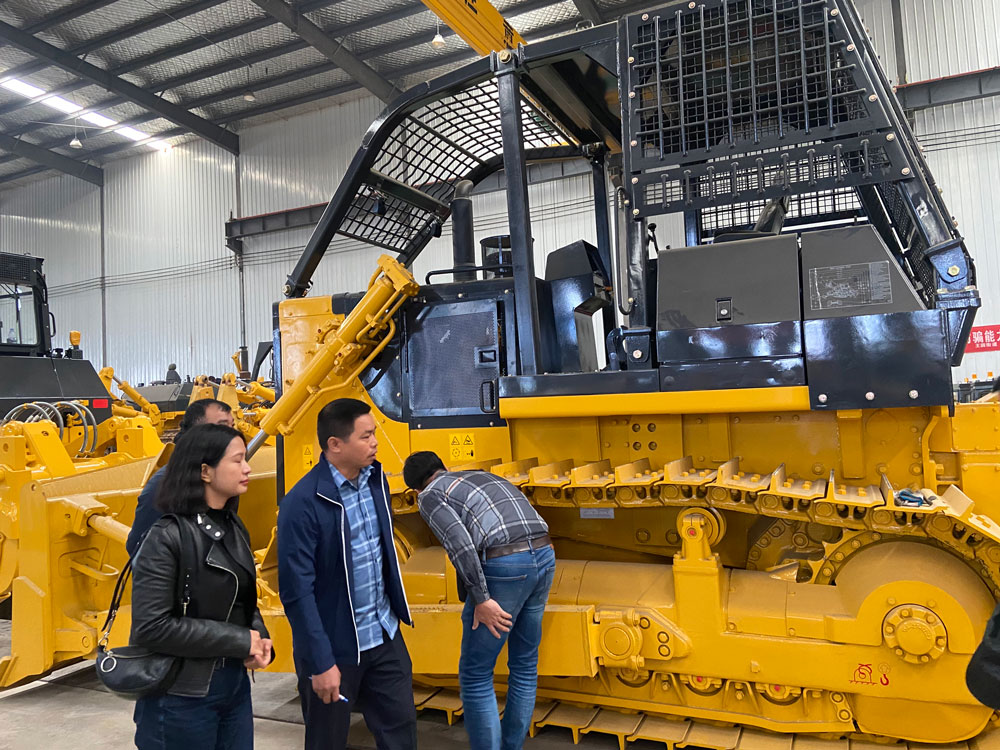 Clientes vietnamitas visitam linha de produção de escavadeiras chinesas e fazem pedido de escavadeiras SD22F edição florestal 235HP