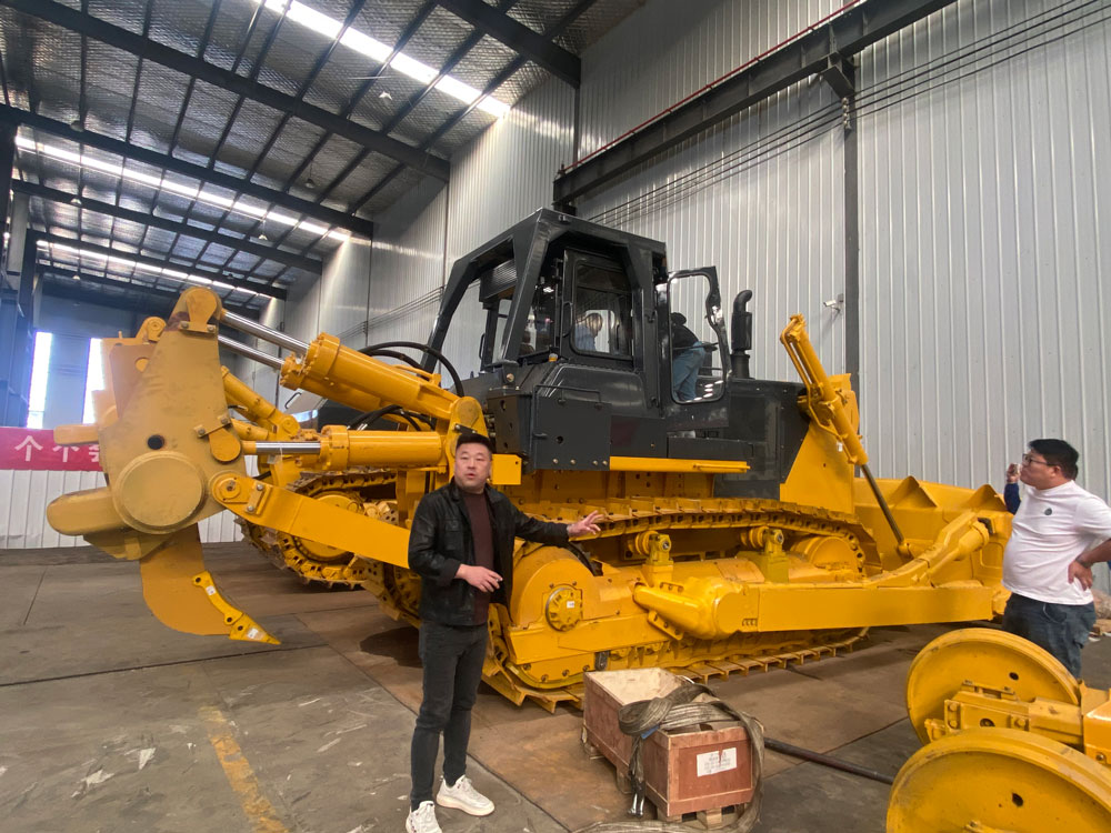 Clientes russos visitam fábrica de escavadeiras na China para recompra de escavadeiras SD32 e pedido de peças sobressalentes