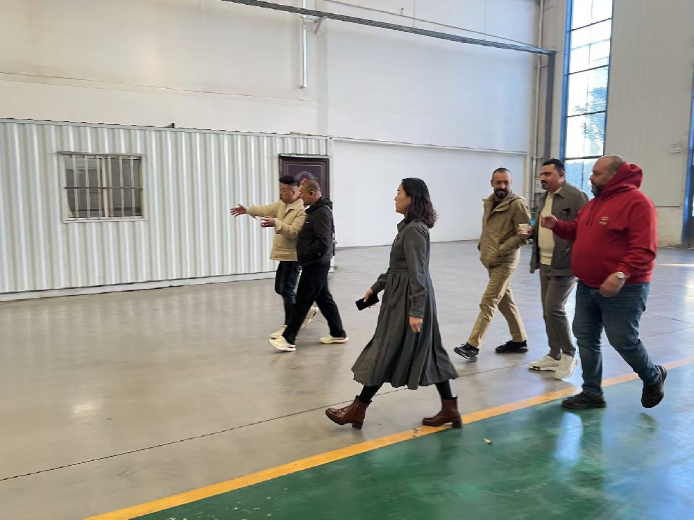 Clientes russos visitam fábrica chinesa de escavadeiras, consultam e encomendam duas escavadeiras SD60 para serviços pesados