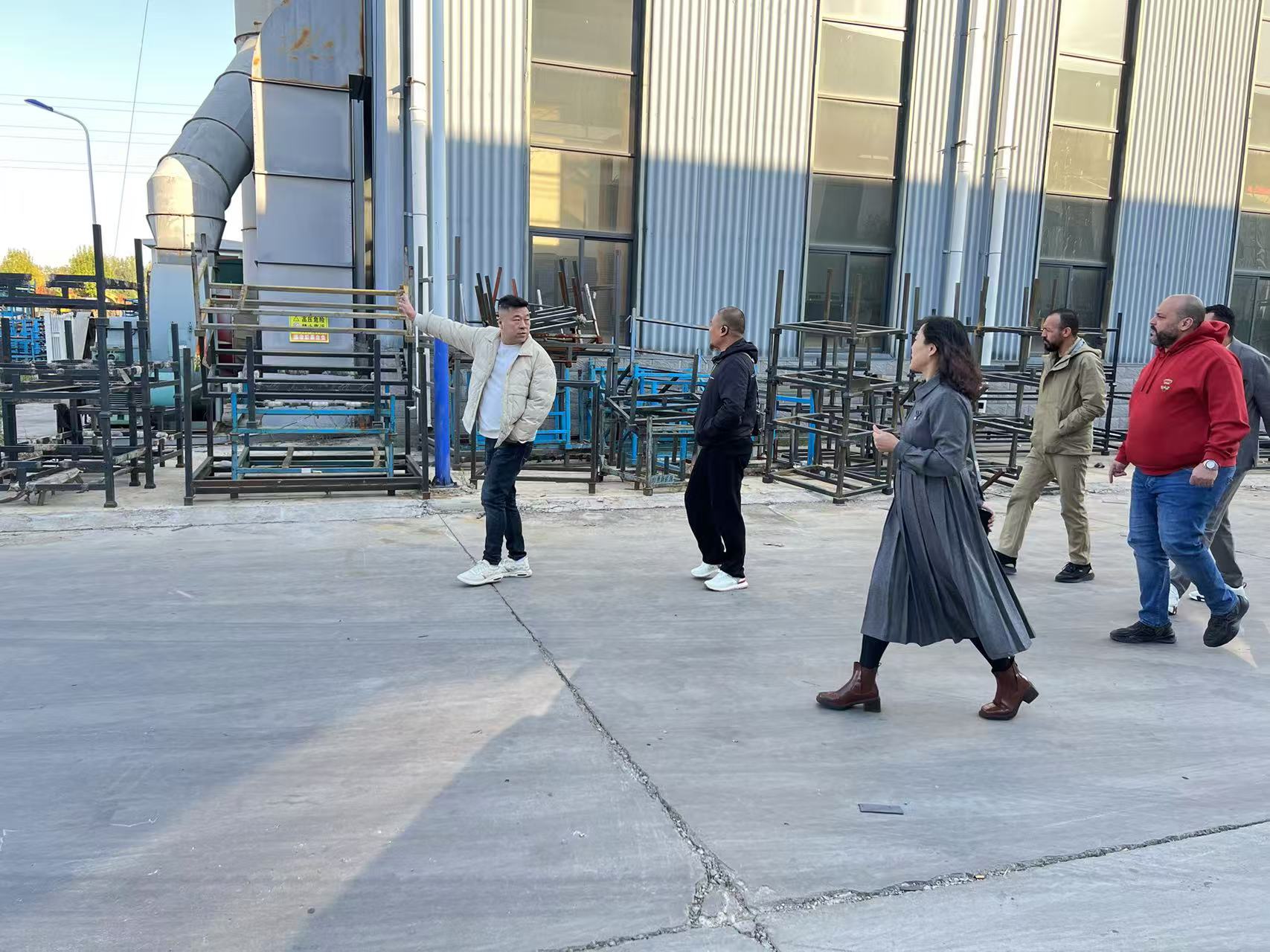 Clientes russos visitam fábrica chinesa de escavadeiras