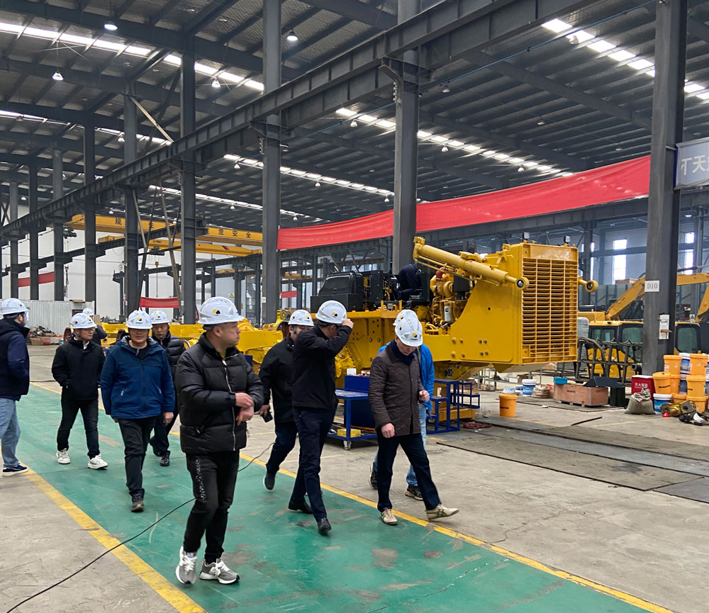 Clientes chineses visitam fábrica e oficina de produção de escavadeiras, consultam e compram escavadeiras SD22 edição padrão com escarificadores