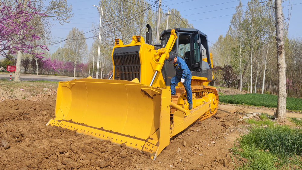 Poderoso Bulldozer SD22 testado em terras agrícolas com tempo ensolarado