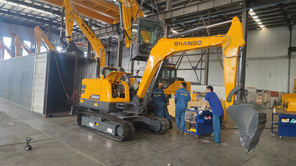 Remessa de escavadeira de esteira SH60 para a Polônia: equipe de fábrica trabalha horas extras para concluir o carregamento do contêiner para entrega imediata