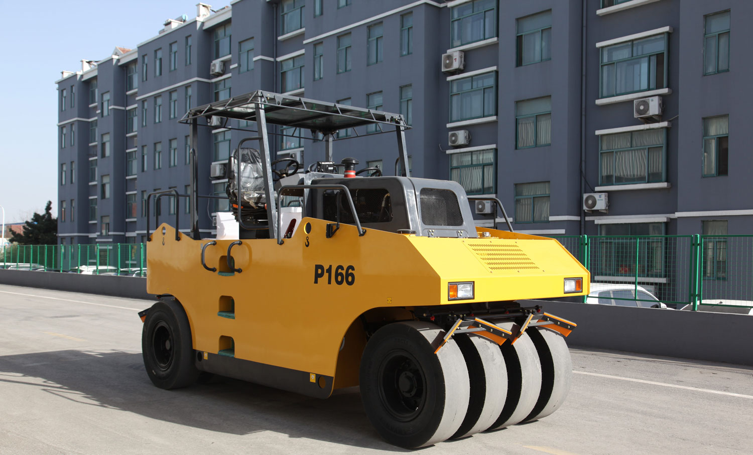 P166 sem cabine Rolo compactador pneumático