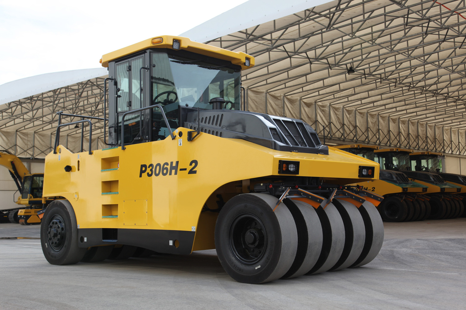 P306H-2 Rolo compactador pneumático
