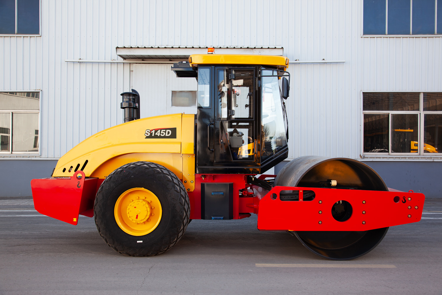 S145D Rolo compactador vibratório de tambor único